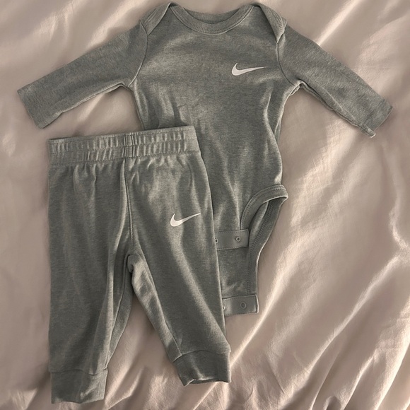 Nike Gray/Blue 0-3 month Matching Baby Set - Picture 3 of 6